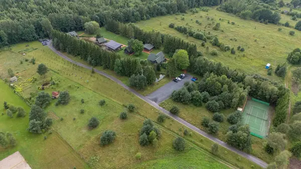 Sventoji, Palanga, Litvanya yakınlarındaki Zelv Village SPA 'nın hava manzarası. Ahşap kulübeler, göl ve modern spa tesisleri ve spor alanları olan orman çevreleri. 07 29 2025