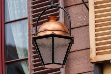 Eski kasabalardaki geleneksel Fransız sokak fenerleri. Zarif metal ve cam tasarımları Avrupa mimarisi ve cazibesini ön plana çıkarıyor. Seyahat, kültür, tarih ve şehir ayrıntıları için mükemmel.