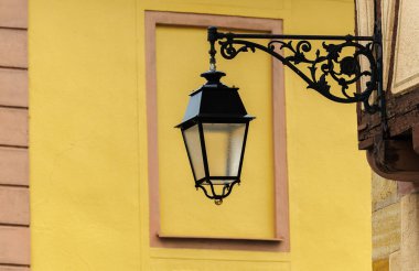 Eski kasabalardaki geleneksel Fransız sokak fenerleri. Zarif metal ve cam tasarımları Avrupa mimarisi ve cazibesini ön plana çıkarıyor. Seyahat, kültür, tarih ve şehir ayrıntıları için mükemmel.