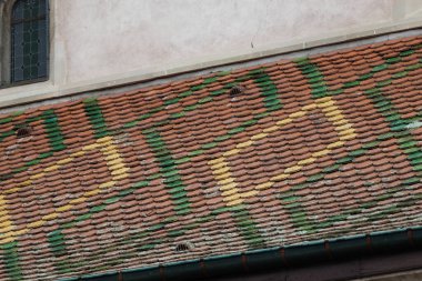 Renkli seramik fayanslı geleneksel Fransız çatısı geometrik desenler oluşturuyor. Avrupa mirasının eşsiz bir ayrıntısı, seyahat, kültür, tarih ve tasarım kavramları için mükemmel.