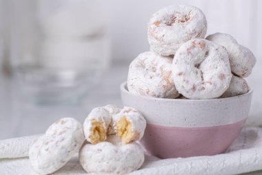 Pudra şekerli mini çörekleri kapatın.