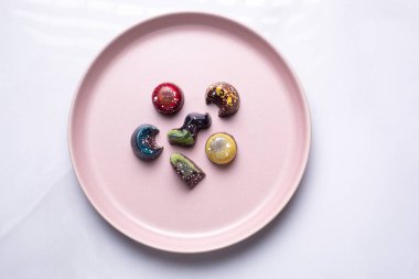 Modern lüks renkli bonbon çikolatalar bir kutuda, bir sürü şekil, parlak