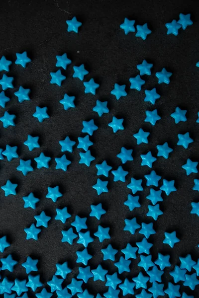 Étoile Bleue Saupoudrer Sucre Dispersé Sur Sombre — Photo