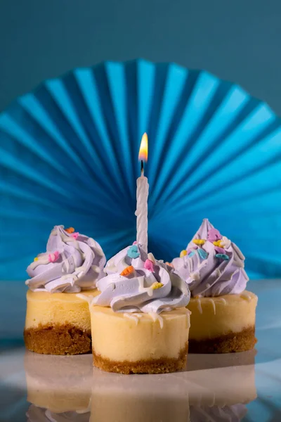 Trío Mini Tarta Queso Con Glaseado Púrpura Una Vela Cumpleaños — Foto de Stock