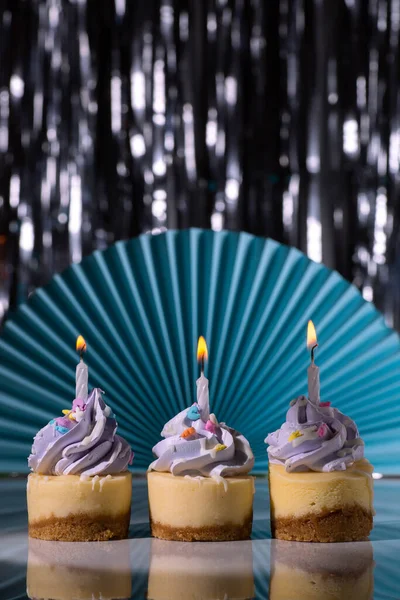Трио Мини Чизкейков Подряд Фиолетовой Глазурью Свечами Дню Рождения Блестящим — стоковое фото
