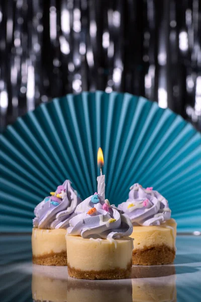 Mini Tarta Queso Con Glaseado Púrpura Una Vela Cumpleaños Con — Foto de Stock