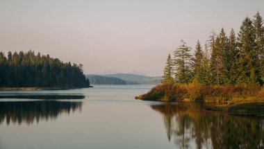 BC 'de gölün arka planında duman bulutu