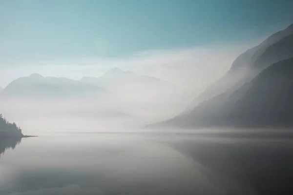 Montanhas Nebulosas Lago Fumaça Fogo Selvagem — Fotografia de Stock