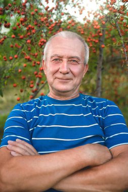 Güneşli bir yaz gününde dinlenen yakışıklı bir son sınıf öğrencisinin portresi. Sağlık hizmetleri, tatil köyü. Mutlu emeklilik.