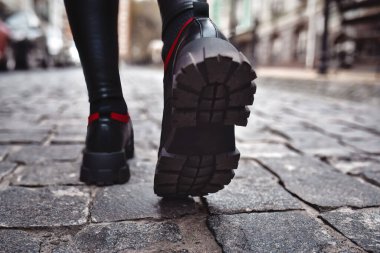 Sokakta yürürken kadın bacaklarına yakın dur.