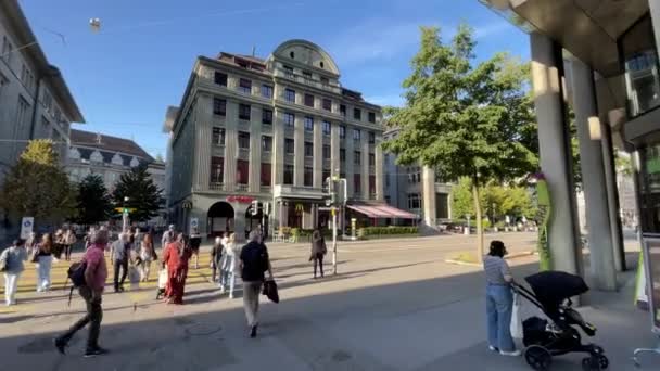 Gallen Sviçre 2022 Donalds Restoranı Olan Merkatorium Binası Nsanlar Trafikte — Stok video