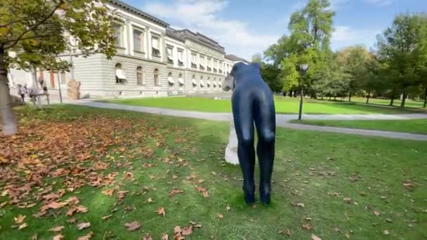 圣加仑瑞士10月18日 2022年 艺术的蓝白女子雕塑 在艺术博物馆的背景下 摄像机绕着物体转 在当时 阳光艺术很有价值 因为它反映了人类的想象力 — 图库视频影像