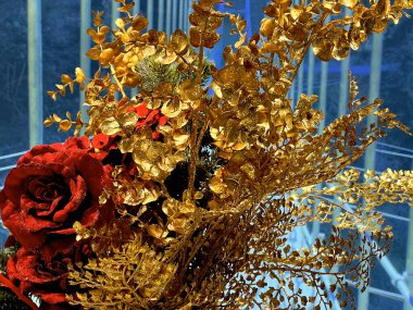 Enfes ve büyüleyici altın yapraklar ve dallar. Arzuların yerine getirilmesi için zenginliğin ve mutluluğun sembolleri. Harika ve hoş altın rengi. Refah ve başarı için ilham. İyi şanslar.!