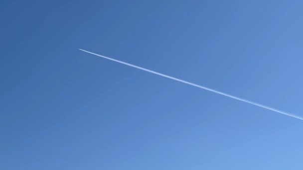 하늘을 비행기의 비행기는 하늘을 날면서 응축의 흔적을 남긴다 비디오 — 비디오