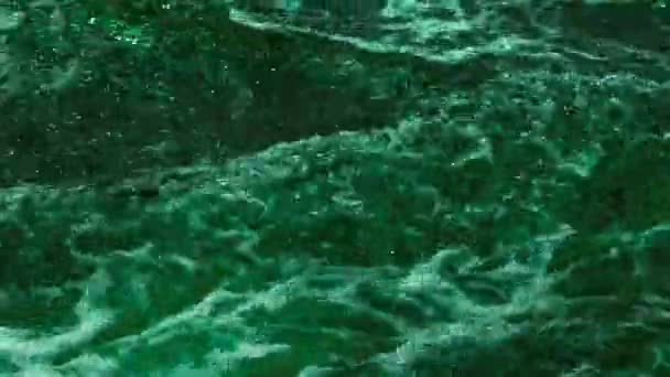 Footage Bubbling Dark Green Water Sparkling Waves Colorful Abstract Video — ストック動画