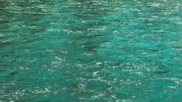 気分と瞑想のためのカラフルな抽象的なビデオ背景 美しい水と輝く波の映像 — ストック動画