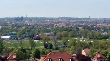 İlkbaharda Büyüleyici Prag. Stok videosu. 4K