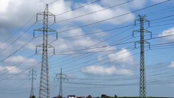 Transmissietorens Tegen Blauwe Lucht Krachtige Elektriciteitsmasten Voorraadvideo — Stockvideo