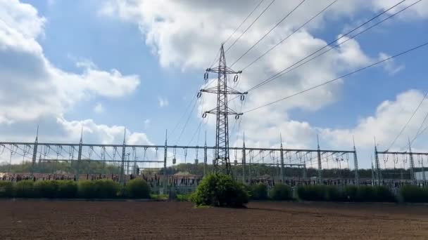 Transmission Élève Contre Ciel Bleu Puissants Pylônes Électriques Vidéo Stock — Video
