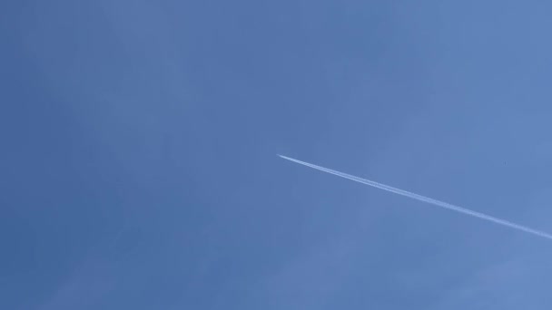 Una Lunga Scia Aeroplani Sul Cielo Blu Aereo Vola Nel — Video Stock