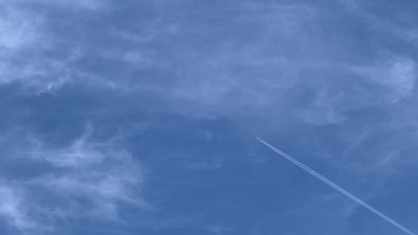 Ett Långt Flygplansspår Blå Himmel Planet Flyger Den Blå Himlen — Stockvideo