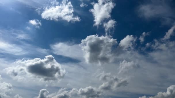 Flauschige Graue Und Weiße Wolken Bewegen Sich Sanft Gegen Den — Stockvideo