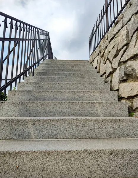 Una Hermosa Escalera Con Escalones Altos Entre Barandillas Metálicas Una —  Fotos de Stock