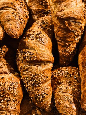 Yeni pişmiş kruvasanların eşsiz kokusu ve tadı..