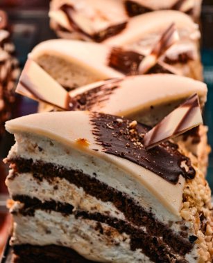 Lezzetli ve çok lezzetli çikolatalı pasta, beyaz kremalı ve çikolata parçalı.