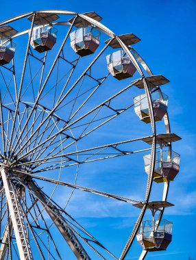 Dönme dolap Mavi Gök 'e Karşı Eğlence Parkı Cazibesi, Karnaval Gezisi, Eğlence Konsepti