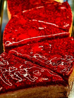 Kırmızı Ayna Parlatıcı Kek Çikolata Ahududu Entremet Profesyonel Tatlı Güzeli Pastanesi Modern Pasta Tasarım Menüsü Özel Pasta Pastası