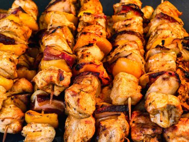 Sebzeli ızgara tavuk kebabı, ev yapımı barbekü şişleri, taze marine edilmiş et ve dolmalık biber.