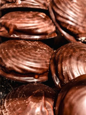 Çikolata kaplı kurabiyeler zengin hoşgörülü tatlı ikram makro fotoğraf lezzetli tatlı tatlı çerez çocuklar ve yetişkinler için yemek lüks şekerleme eğlence temalı tatil arka planı 