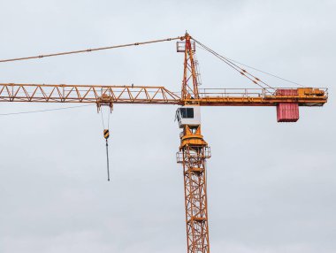 Tower Crane Bulutlu Gökyüzüne Karşı: Endüstriyel İnşaat Ekipmanı Kentsel Gelişim Projeleri İçin Mükemmel.