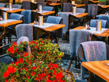 Tahta Masaları ve Sade Battaniyeleri olan Büyüleyici Açık Cafe. Akşam Yemeği, Sosyal Toplantılar ve Stok Fotoğrafçıları İçin Davetli Atmosfer Canlı Şehir Yaşam Tarzı ve Misafirperverlik Resimleri Arıyor 