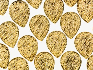 Beyaz Arkaplanda Parıldayan Gözyaşı Şeklinde Altın Mücevherler, Parlak ve Parlak Tasarım, Mücevher ve Gemstone Teması İçin Mükemmel