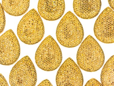 Beyaz zemin üzerinde altın gözyaşı taşları kusursuz desen, ışıltılı dokular, ışıl ışıl altın mücevherler, moda için makro dekoratif tasarım, mücevher, cazibe, şenlik temaları. Stok fotoğrafı