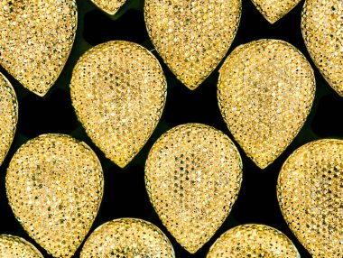 Parıldayan Gözyaşı Şeklinde Altın Mücevherlerin Yakın Çekimi, Şatafatlı ve Parlak Tasarım, Mücevher ve Gemstone Teması İçin Mükemmel
