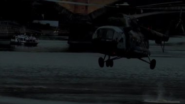 Askeri helikopter suyun üzerinde süzülüyor, askerler gece operasyonunda hızlı halat sallıyor, taktik eğitimi, özel kuvvetler inişi, ordu kurtarma görevi, karanlık savaş sahnesi