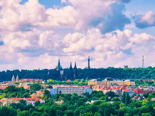 Güzel Bulutlu Gökyüzü Altında Nefes Kesen Şehir: Şehir Mimarisi ve Yeşillik Altındaki Görüntü