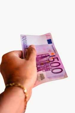 Yüksek Değerli Para ve Finansal İşlem 'in 500 Euro' luk Banknotunu Elle Tutma. Bu fotoğraf Avrupa finansmanını ve yüksek meblağlı nakit ödemelerini gösteriyor. Dikey fotoğraf 