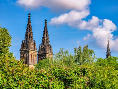 Görkemli Gotik Katedral. Parlak Gökyüzüne Karşı İkiz Kuleler. Tarih ve Doğa 'nın Güzel Bir Harmanı, Mimari Büyüklük ve Kültürel Miras Özünü Yakalamak İçin Mükemmel. Stok Fotoğrafı