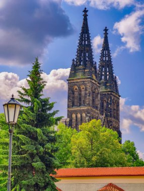 Görkemli Gotik Katedral: Parlak Gökyüzüne Karşı Çarpıcı İkiz Kuleler Tarih ve Doğa 'nın Güzel Harmanlanması, Mimari Görkem ve Kültürel Miras Özünü Yakalamak İçin Mükemmel