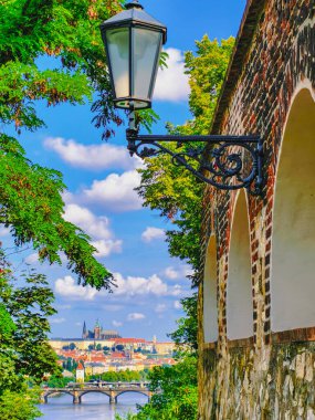 Görkemli bir köprüsü ve şatosu olan büyüleyici bir şehir manzarası ve canlı bir mavi gökyüzü altındaki kale, Çerçevelenmiş Lush Yeşillik ve Vintage Sokak lambası, Sanat Koleksiyoncuları ve Seyahat Tutkunları için Mükemmel