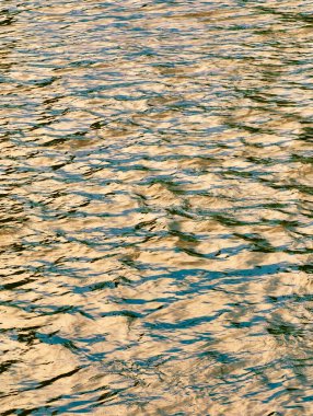 Doğal Işık Altında Altın Dalgalanan Su Yüzeyi Rahatlama, Meditasyon ve Doğadan İlham Almak İçin Su Dokularını Büyülüyor