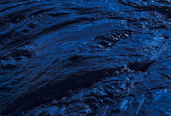 Engebeli Arazide Büyüleyici Mavi Su Dalgalanmaları Tasarım ve Macera İçin Doğal Doku. Stock Doğal Arkaplan 