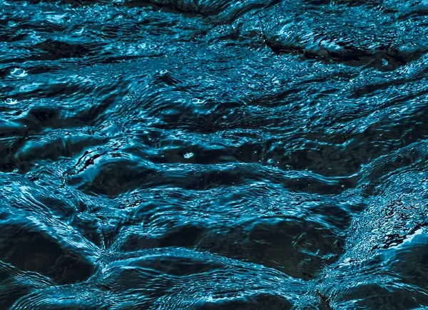 Çalkantılı Okyanus Dalgalarının Dinamik Yakın Çekimi Doğa, Denizcilik ve Çevresel Temalar İçin Parıldayan Turkuaz Su Dokusu