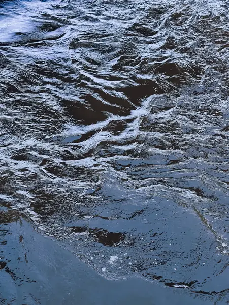 Canlı Dalgalanan Mavi Su Yüzeyi Doğadan İlham Almış Tasarımlar ve Çevresel Arkaplan İçin Çarpıcı Su Kalıpları