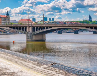 Nehrin Üzerindeki Tarihi Köprü 'nün nefes kesici görüntüsü. Prag 'ın güzel şehir silueti, Çek Cumhuriyeti Seyahat Varış Yeri. Gradyan Arkaplan, Estetik 4K Arkaplan, Telefon ve Masaüstü Duvarkağıdı