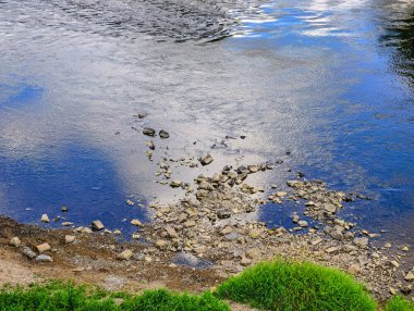 Pebble Shore Reflection ile Tranquil River. Telefonlar, tabletler, dizüstü bilgisayarlar, televizyonlar için yüksek çözünürlüklü duvar kağıdı. Sosyal Medya, Pazarlama ve Web Tasarımı İçin Mükemmel